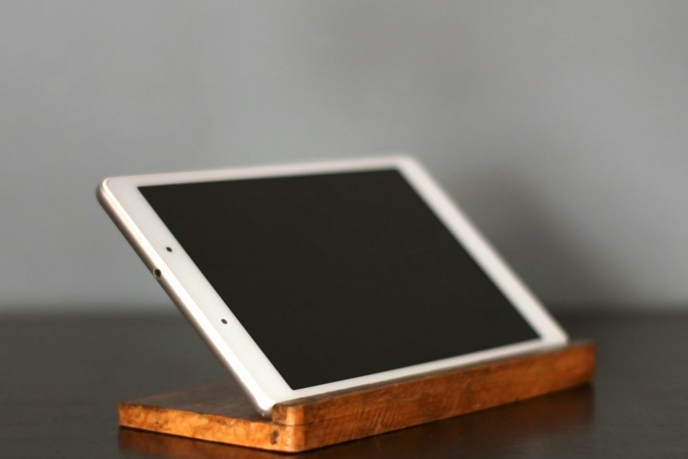 木の台に立てたタブレット