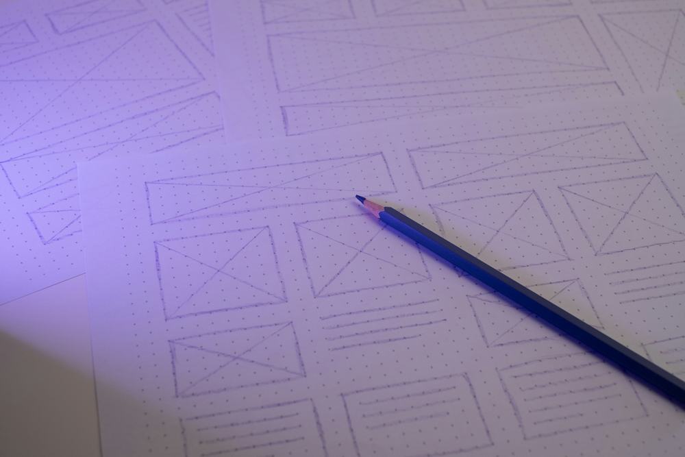 ウェブサイトの画面の組み立てを描いた紙と鉛筆