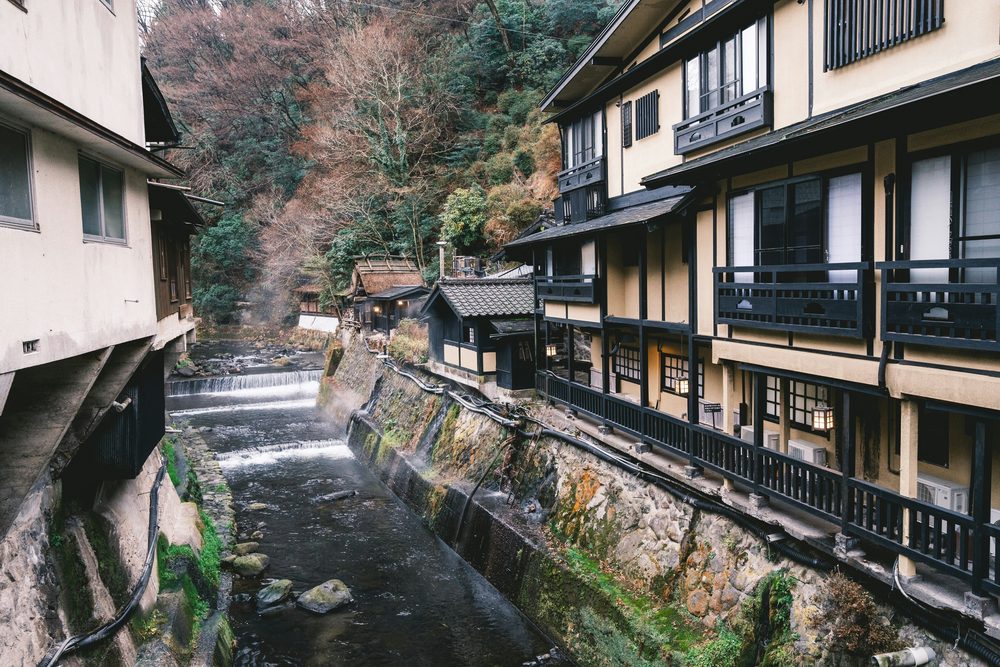 温泉街の川沿いに並ぶ木造の宿