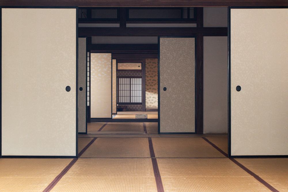 襖を開け放った奥へ続く畳の間