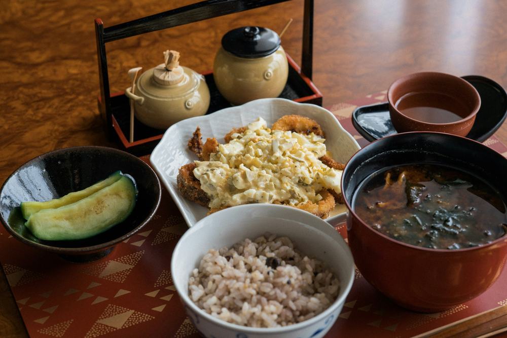 ご飯と汁物と小鉢が並ぶ定食の膳