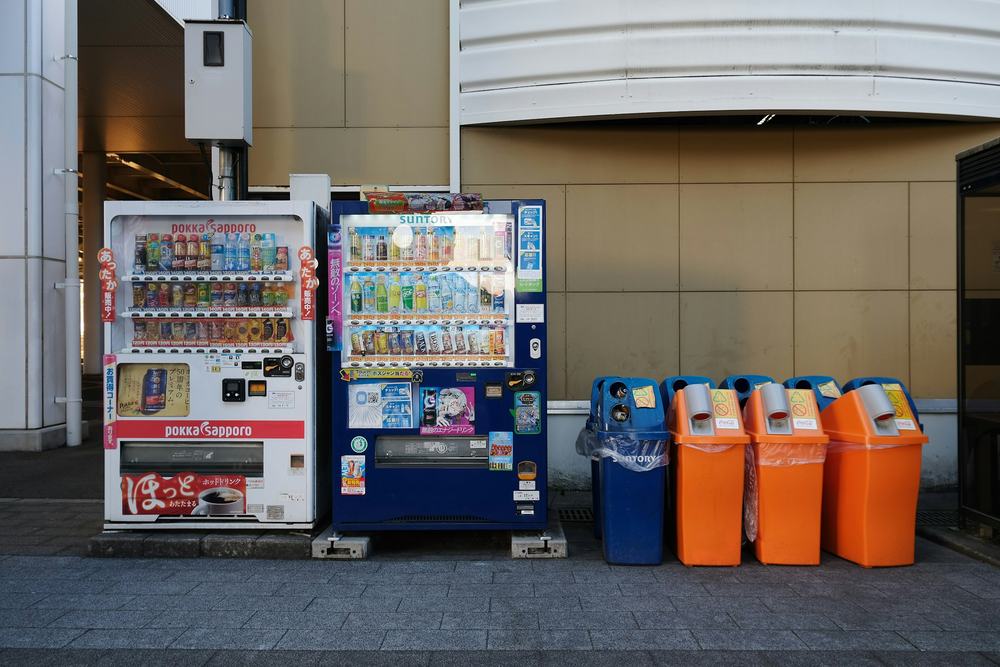 自動販売機の横に並ぶ回収用のごみ箱