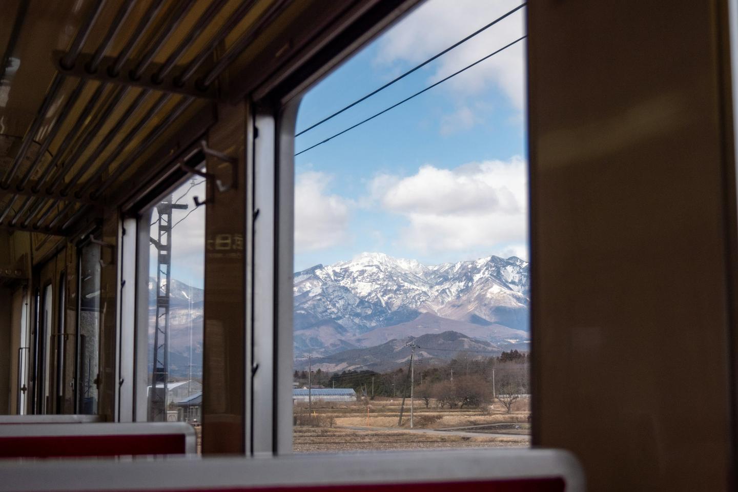 從行駛中的列車窗外望見的雪山