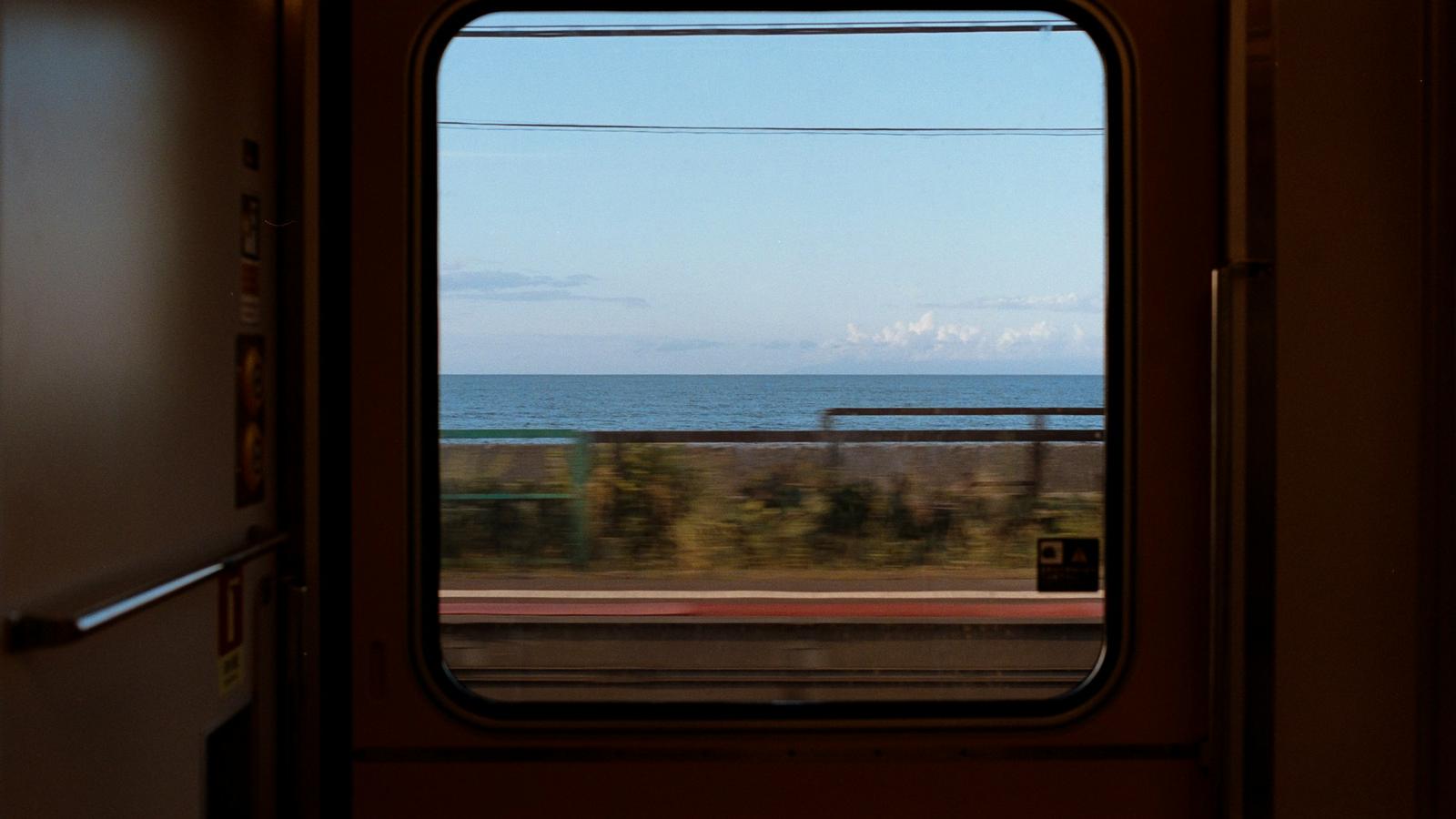 從日本列車窗外望見的大海與天空