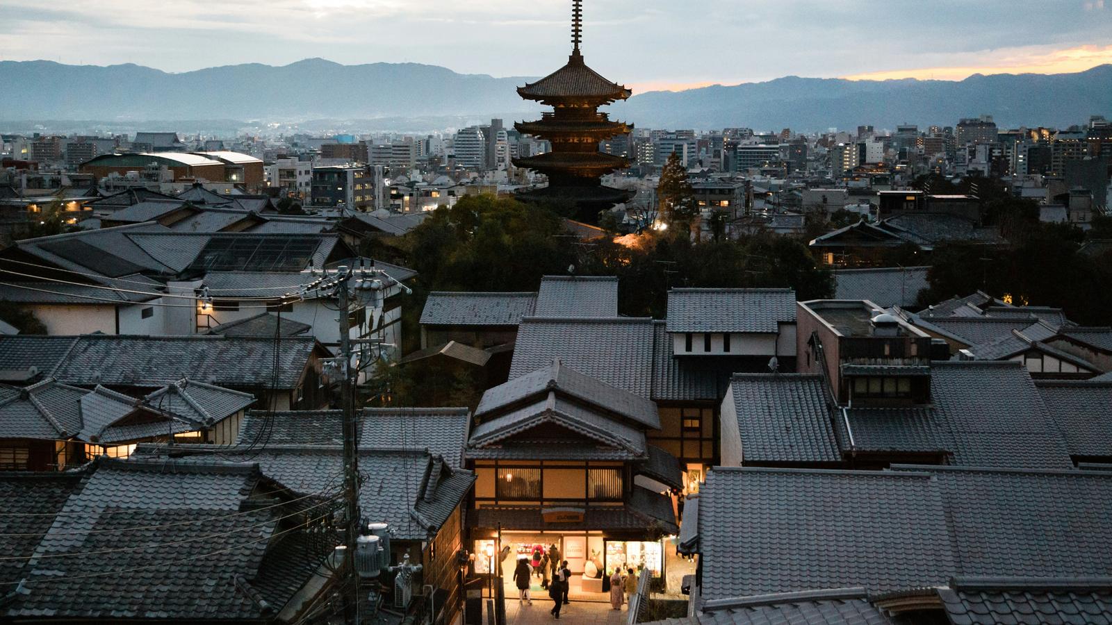 Les toits de tuiles de Higashiyama au crépuscule, avec la pagode Yasaka et les collines au loin