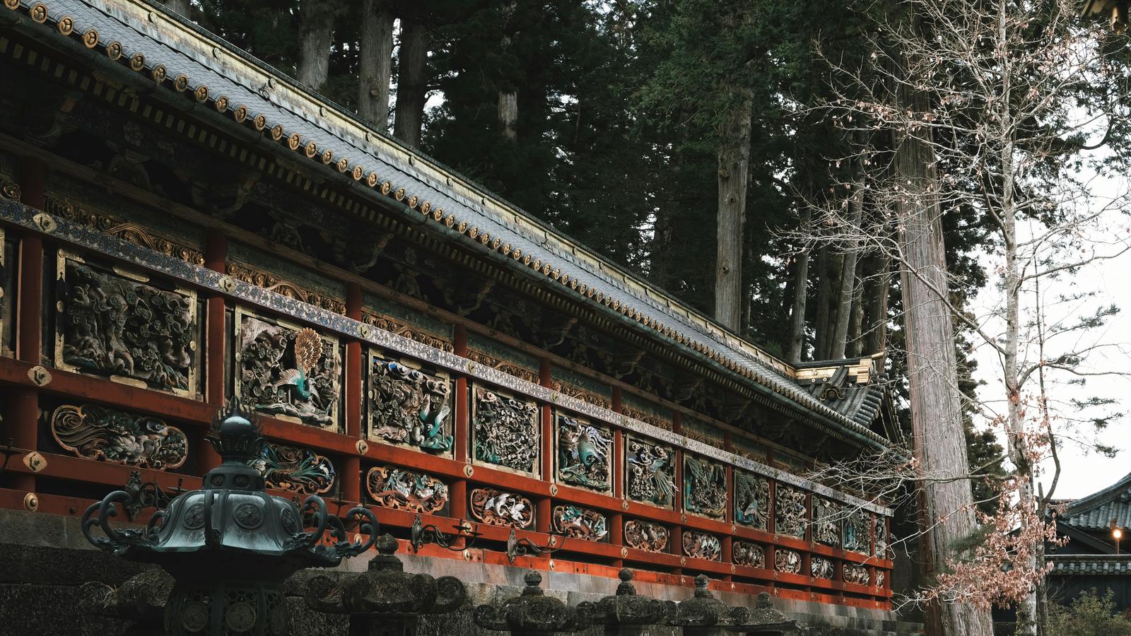 Un bâtiment de sanctuaire à Nikko couvert de sculptures peintes