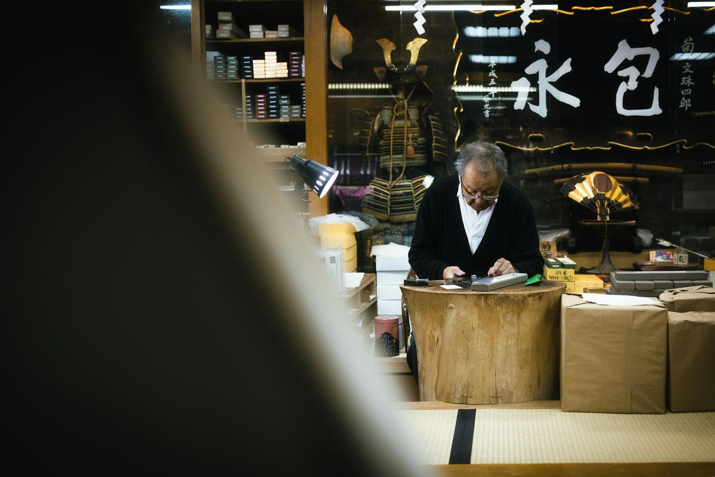 在京都店內吧台後工作的刀匠