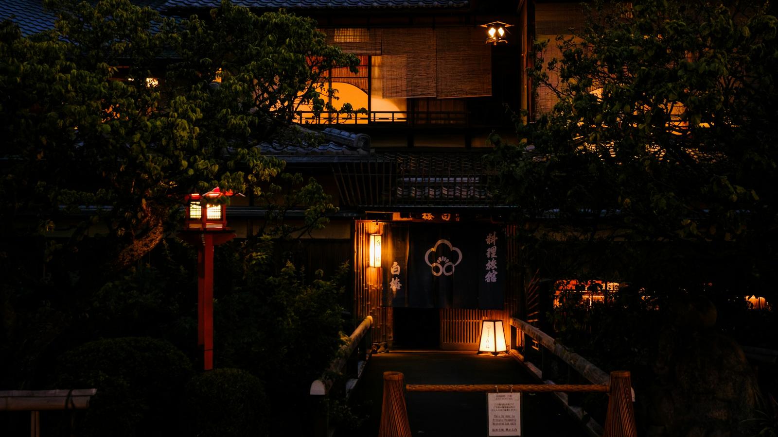 林間夜晚以燈籠照亮的傳統木造建築