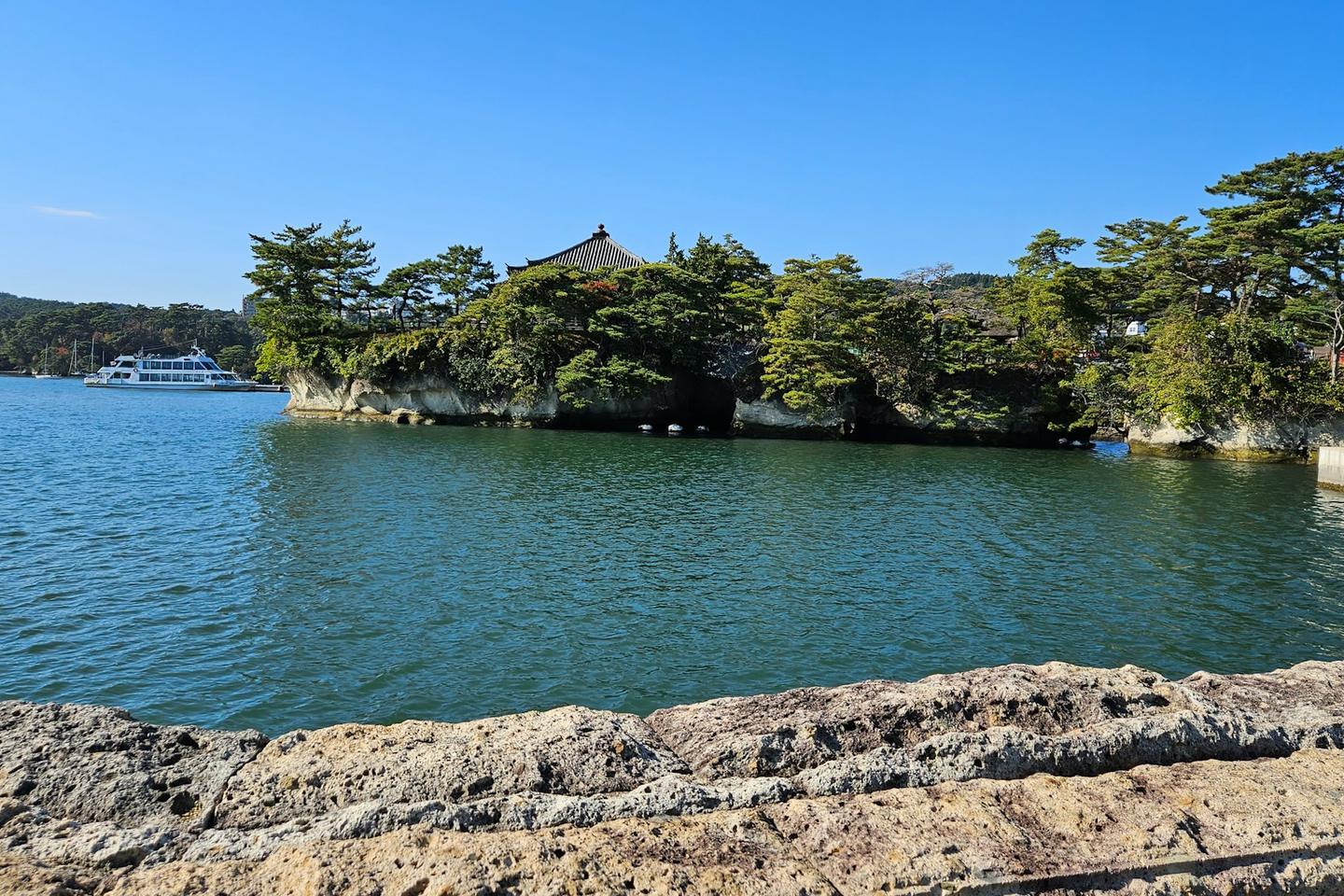 平靜松島灣中長滿松樹的小島