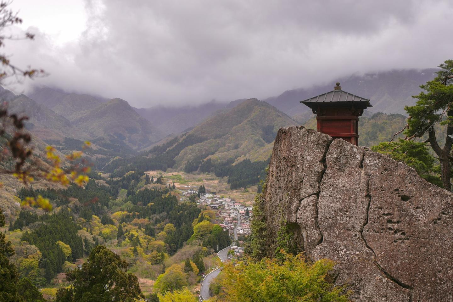 山寺中，俯瞰山谷的岩石上的小佛堂