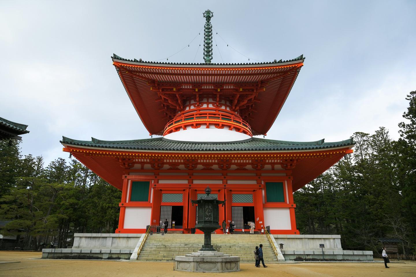 고야산의 붉은 곤폰다이토