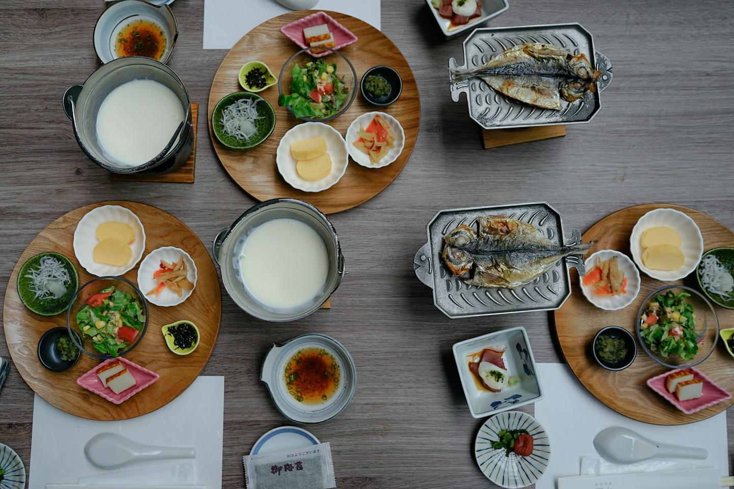 생선구이, 두부와 작은 반찬으로 차린 2인용 일본식 아침 식사
