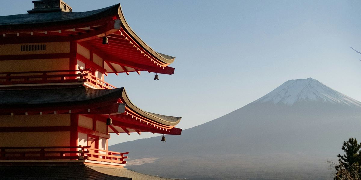 红叶之上的忠灵塔，远处是富士山
