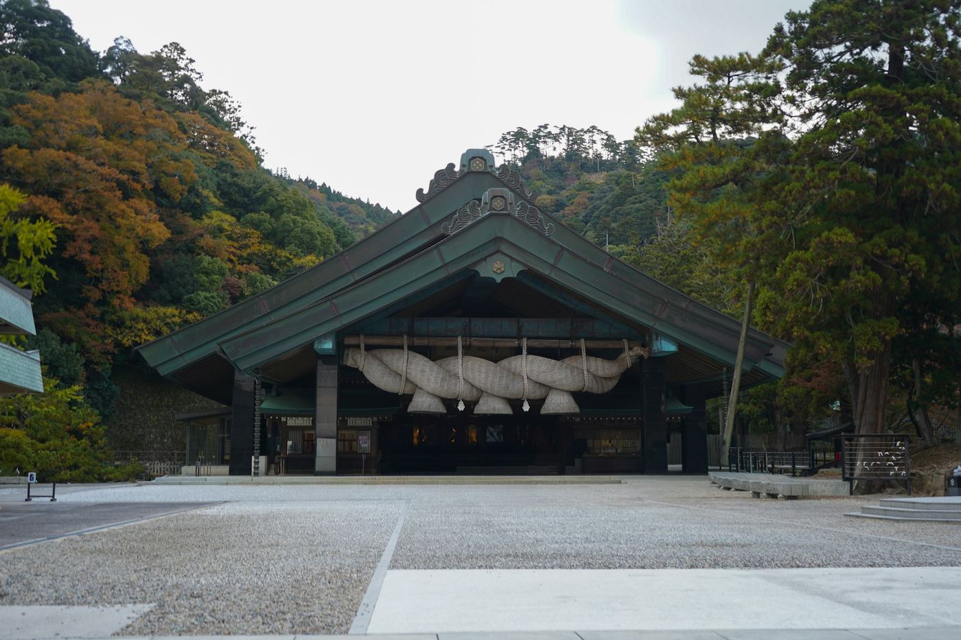 The hall at Izumo Taisha with its great straw rope above the entrance